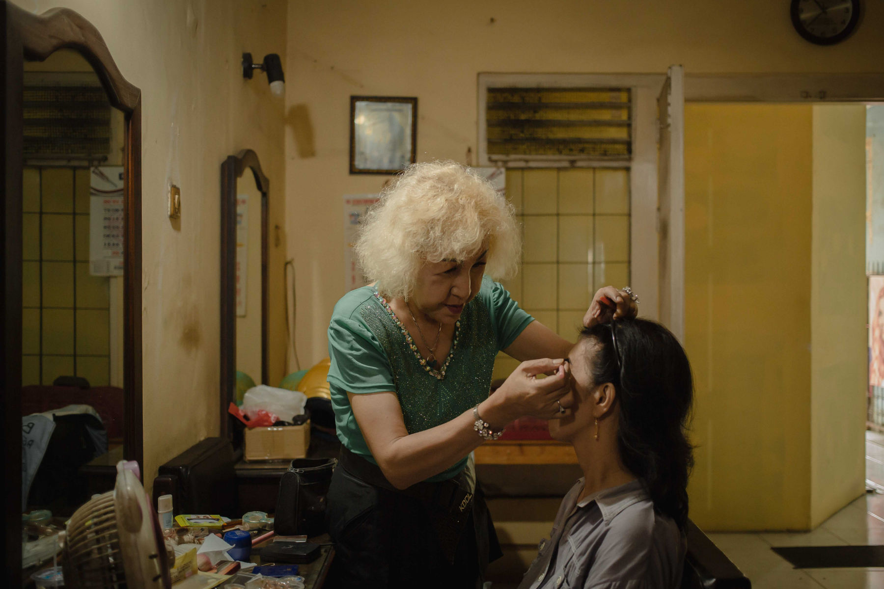 Before becoming a church, Handayani's house was originally a beauty salon. Rengga (64 years old) is one of the trans women who have the skills to make up.